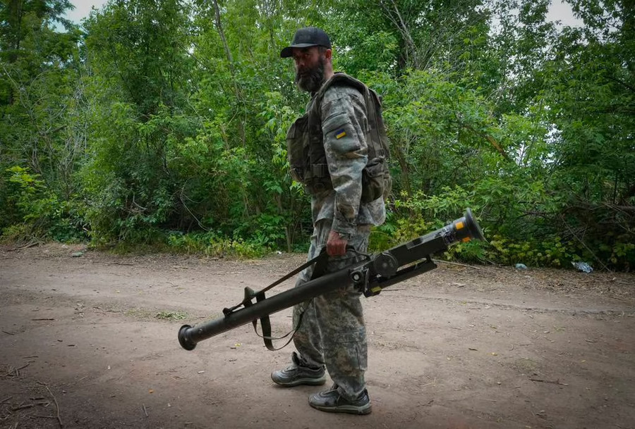 Một người lính Ukraine mang hệ thống tên lửa Stinger do Mỹ sản xuất, đi trên con đường ở Donetsk. Ảnh chụp tháng 6/2022 - AP. Một người lính Ukraine mang hệ thống tên lửa Stinger do Mỹ sản xuất, đi trên con đường ở Donetsk. Ảnh chụp tháng 6/2022 - AP.