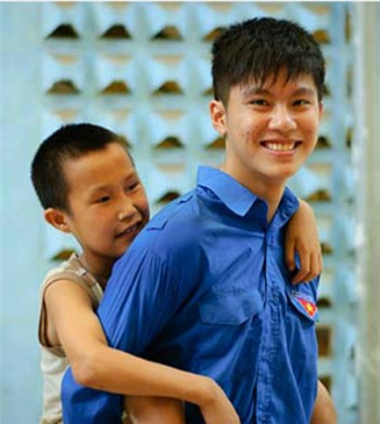 Thời còn học ở Đại học Ngoại thương, Trương Huy Hoàng luôn nhiệt tình tham gia hoạt động câu lạc bộ và công tác tình nguyện. Ảnh: NVCC. truong-huy-hoang-thu-khoa-ngoa-7579-1548