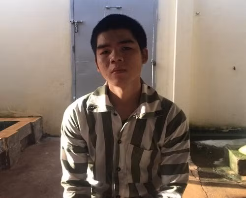 Thắng buồn bã kể về cuộc đời mình tại trại tạm giam.