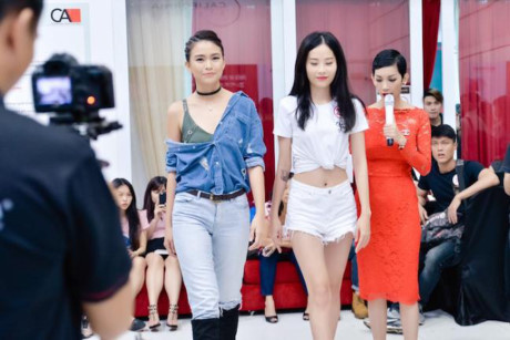 Chị gái sinh đôi của Nam Em khoe mặt mộc xinh đẹp, chân dài gợi cảm - Ảnh 4 Chi gai sinh doi cua Nam Em khoe mat moc xinh dep, chan dai goi cam - Anh 4