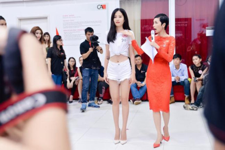 Chị gái sinh đôi của Nam Em khoe mặt mộc xinh đẹp, chân dài gợi cảm - Ảnh 5 Chi gai sinh doi cua Nam Em khoe mat moc xinh dep, chan dai goi cam - Anh 5