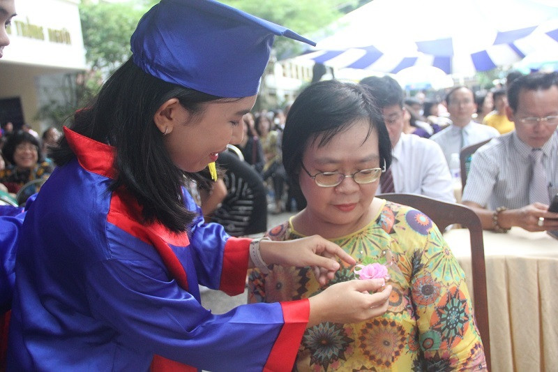 Cài hoa tri ân thầy cô.