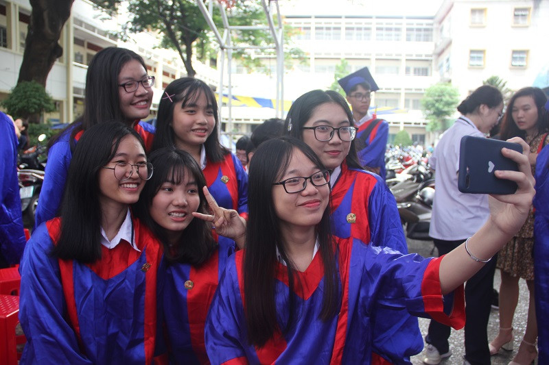 Lưu giữ khoảnh khắc đẹp bên bạn bè trong ngày chia tay tuổi học trò hồn nhiên.