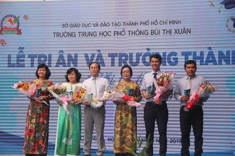 Học sinh khối 12 gửi lời cảm ơn tới Ban giám hiệu và Tổng giám thị, giám thị phụ trách khối 12 của trường.