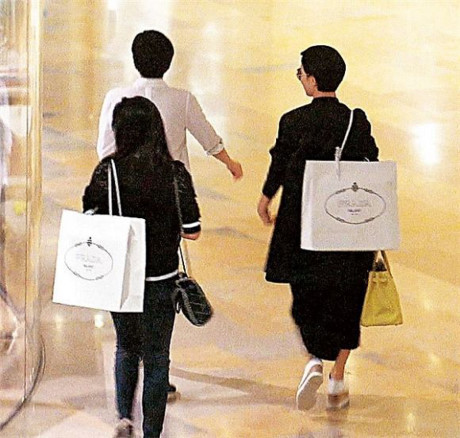 Báo Hồng Kông đăng ảnh Lý Nhã Kỳ đi mua sắm với Xa Thi Mạn - Ảnh 3 Bao Hong Kong dang anh Ly Nha Ky di mua sam voi Xa Thi Man - Anh 3