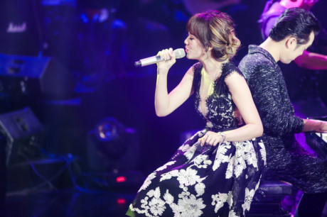 Hồ Quỳnh Hương song ca với Hari Won khiến khán giả thích thú - Ảnh 1 Ho Quynh Huong song ca voi Hari Won khien khan gia thich thu - Anh 1