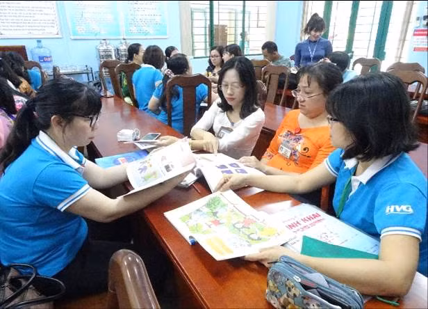 Giáo viên khối lớp 1 Trường TH Huỳnh Văn Chính họp chuyên môn, nghiên cứu tài liệu. Ảnh minh hoạ