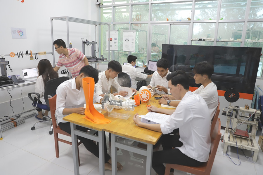 Sinh viên Trường ĐH Trà Vinh trong giờ thực hành in 3D.