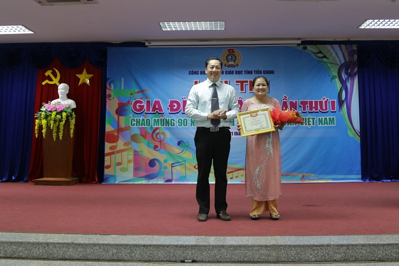 Trao giải thí sinh cao tuổi nhất cho Trường THPT Long Bình Trao giải thí sinh cao tuổi nhất cho Trường THPT Long Bình