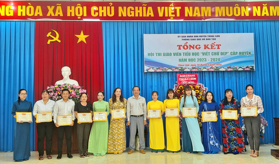 Thầy Dương Minh Hùng - Trưởng phòng GD&amp;ĐT Thoại Sơn trao giải Nhì cho các thí sinh. (Ảnh: Trọng Nhân)