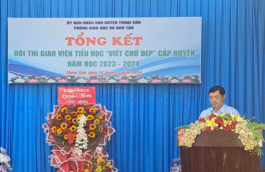 Thầy Nguyễn Anh Tuấn - Phó trưởng phòng GD&amp;ĐT Thoại Sơn phát biểu tổng kết Hội thi. (Ảnh: Trọng Nhân)