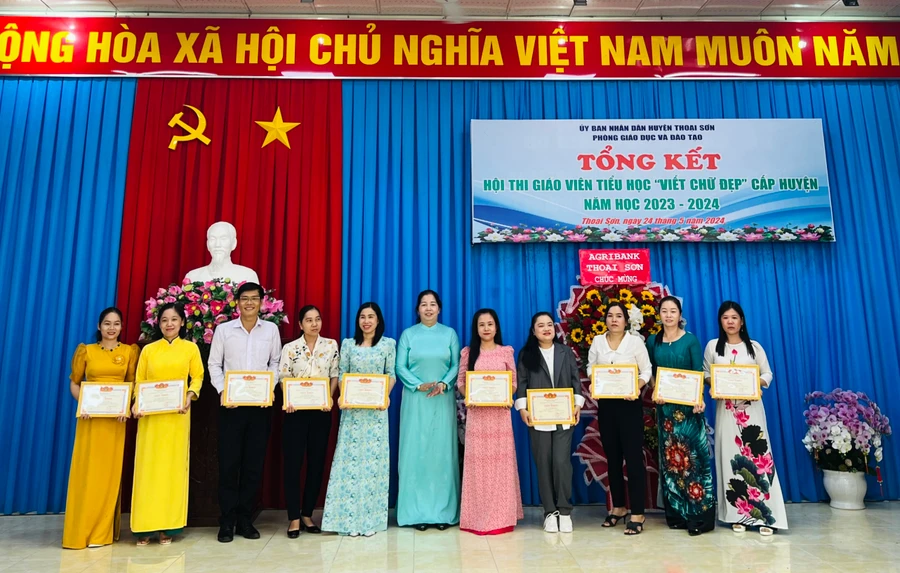 Ngành GD Thoại Sơn (An Giang) khen thưởng Hội thi Giáo viên tiểu học "Viết chữ đẹp" năm học 2023 - 2024. (Ảnh: Trọng Nhân)