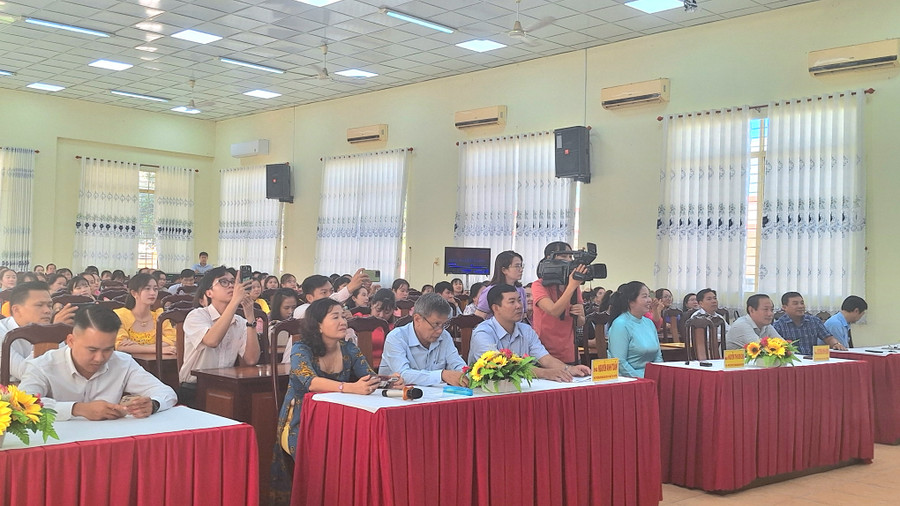 Đại biểu và giáo viên tham dự tổng kết hội thi. (Ảnh: Trọng Nhân)