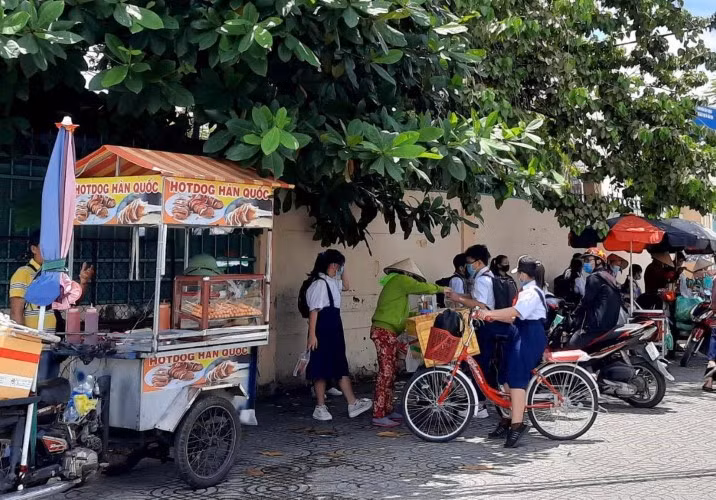 Hàng rong thu hút học sinh Trường THCS Chánh Hưng, Quận 8, TPHCM.
