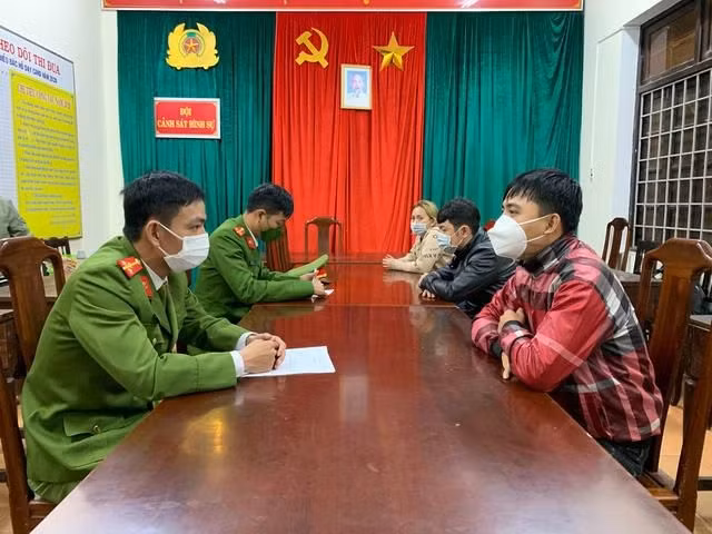 Các đối tượng tại cơ quan công an.