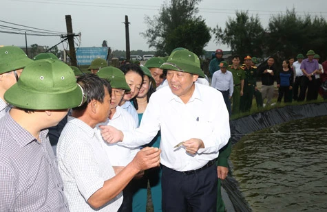 Phó Thủ tướng Trương Hòa Bình thăm hồ nuôi thuỷ sản của một gia đình tại xã Hộ Độ, huyện Lộc Hà. Ảnh: VGP/Lê Sơn