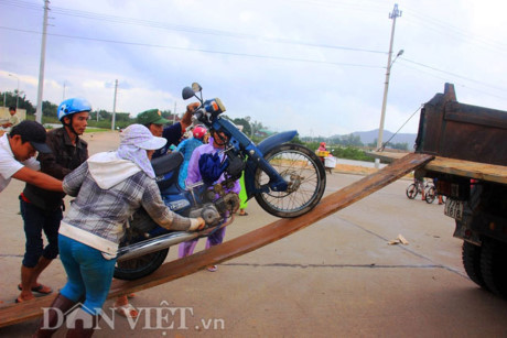 Dân sợ băng dòng lũ ngập nửa mét, xe tải kiếm tiền triệu mỗi ngày - Ảnh 6 Dan so bang dong lu ngap nua met, xe tai kiem tien trieu moi ngay - Anh 6