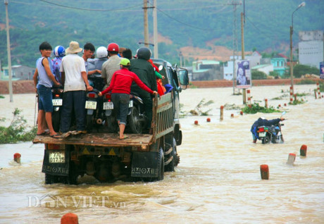 Dân sợ băng dòng lũ ngập nửa mét, xe tải kiếm tiền triệu mỗi ngày - Ảnh 1 Dan so bang dong lu ngap nua met, xe tai kiem tien trieu moi ngay - Anh 1