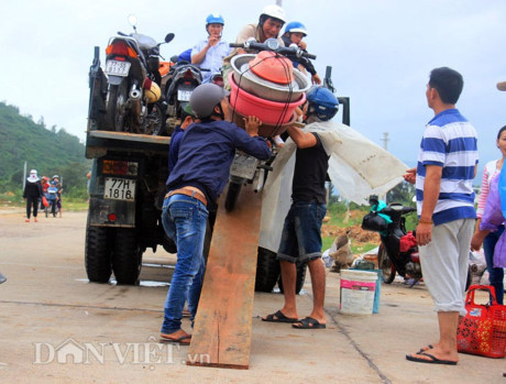 Dân sợ băng dòng lũ ngập nửa mét, xe tải kiếm tiền triệu mỗi ngày - Ảnh 10 Dan so bang dong lu ngap nua met, xe tai kiem tien trieu moi ngay - Anh 10