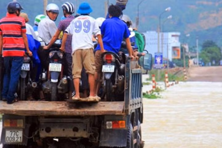 Dân sợ băng dòng lũ ngập nửa mét, xe tải kiếm tiền triệu mỗi ngày