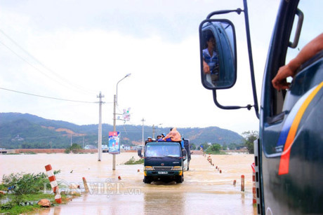 Dân sợ băng dòng lũ ngập nửa mét, xe tải kiếm tiền triệu mỗi ngày - Ảnh 5 Dan so bang dong lu ngap nua met, xe tai kiem tien trieu moi ngay - Anh 5