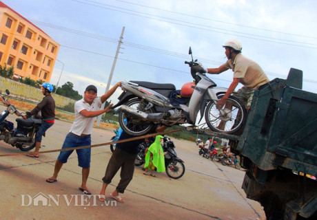 Dân sợ băng dòng lũ ngập nửa mét, xe tải kiếm tiền triệu mỗi ngày - Ảnh 2 Dan so bang dong lu ngap nua met, xe tai kiem tien trieu moi ngay - Anh 2