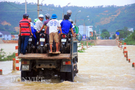 Dân sợ băng dòng lũ ngập nửa mét, xe tải kiếm tiền triệu mỗi ngày - Ảnh 7 Dan so bang dong lu ngap nua met, xe tai kiem tien trieu moi ngay - Anh 7