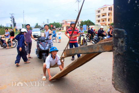 Dân sợ băng dòng lũ ngập nửa mét, xe tải kiếm tiền triệu mỗi ngày - Ảnh 4 Dan so bang dong lu ngap nua met, xe tai kiem tien trieu moi ngay - Anh 4