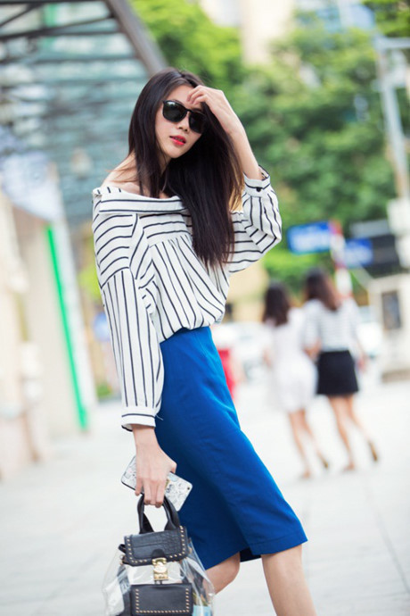 Mốt khoe áo ngực, đeo yên cương Mot khoe ao nguc, deo yen cuong