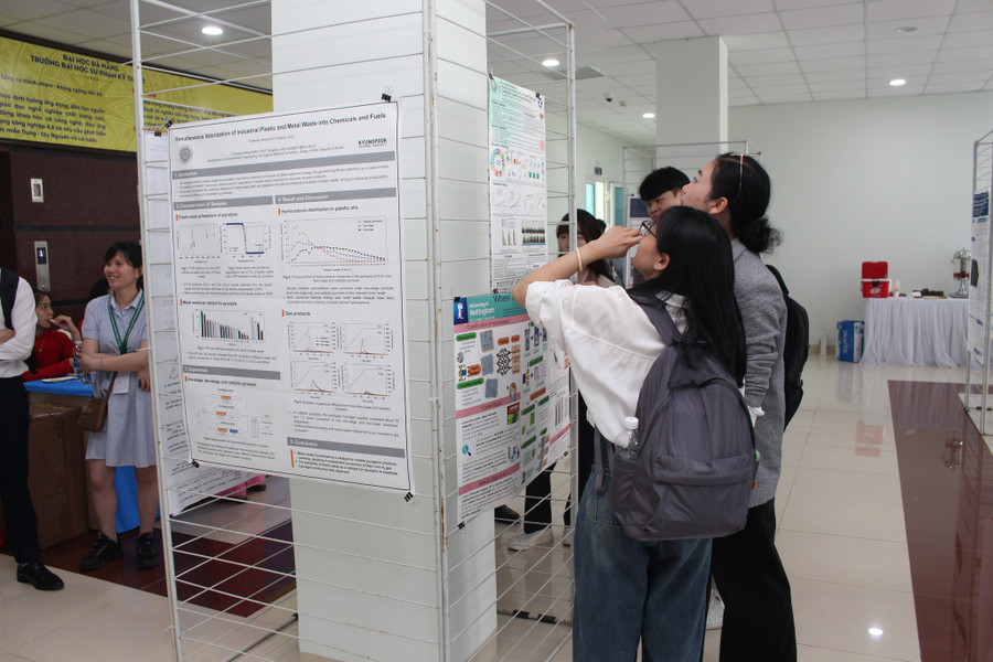 Các đại biểu tham dự hội thảo xem các thông tin từ poster. Các đại biểu tham dự hội thảo xem các thông tin từ poster.