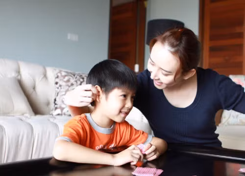 Hàng ngày hãy hỏi trẻ 4 câu này, không cần kèm học con vẫn ngoan và giỏi ảnh 2