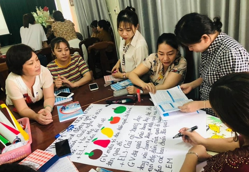 Giáo viên Trường Mầm non Hoa Ban bồi dưỡng phương pháp giúp trẻ làm quen với toán và đọc, viết. Ảnh: TG 