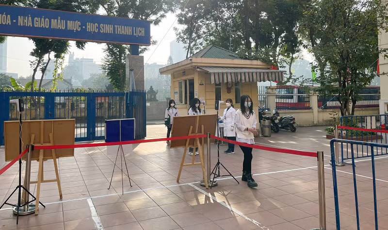 Trường THCS - THPT Lômônôxốp phân luồng học sinh ngay từ cổng, đảm bảo giãn cách.