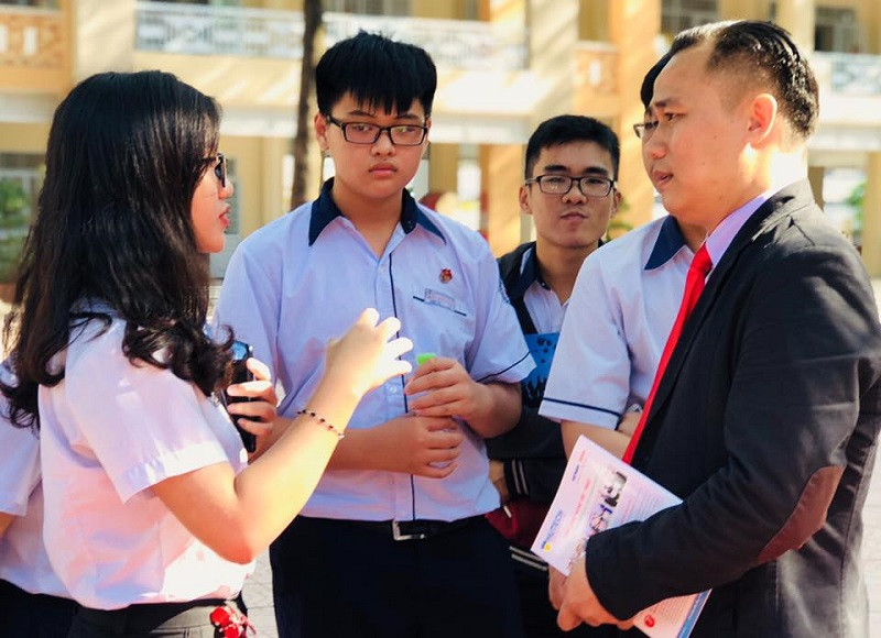 Một chuyên gia tư vấn tuyển sinh cho học sinh về nhóm ngành học mới tại trường. Một chuyên gia tư vấn tuyển sinh cho học sinh về nhóm ngành học mới tại trường.