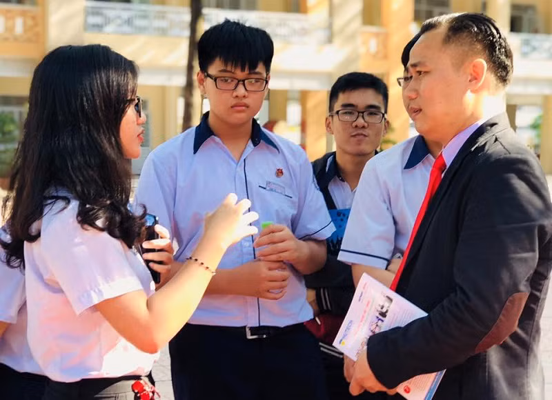 Một chuyên gia tư vấn tuyển sinh cho học sinh về nhóm ngành học mới tại trường.