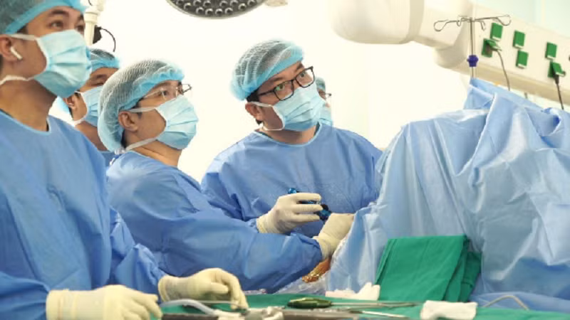 Hình ảnh mổ nội soi khâu phục hồi tổn thương SLAP tại Bệnh viện Đa khoa Quốc tế Vinmec Times City.