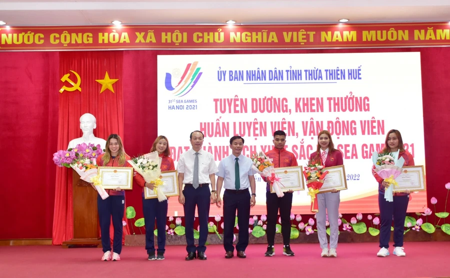 Lãnh đạo tỉnh Thừa Thiên - Huế tặng bằng khen và hoa chúc mừng các vận động viên.