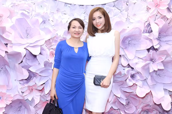 Mẹ của cô luôn đồng hành trong mọi hoạt động mà cô tham gia.