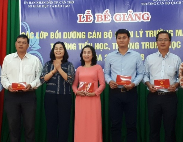 Bà Trần Hồng Thắm - Giám đốc Sở GD&ĐT TP Cần Thơ trao chứng chỉ cho các học viên Bà Trần Hồng Thắm - Giám đốc Sở GD&ĐT TP Cần Thơ trao chứng chỉ cho các học viên