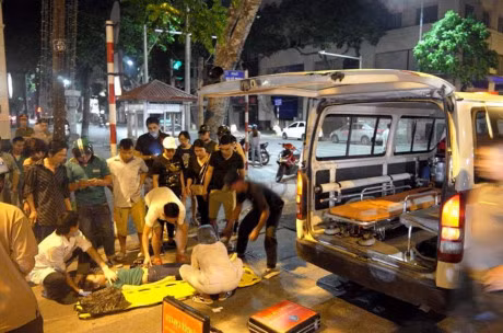 Nghi van xe cuu thuong dam nguoi di xe may roi bo chay - Anh 1