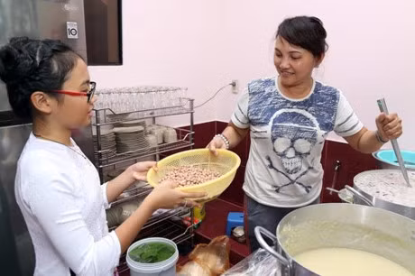 O ngoai sang chanh, my nhan Viet ve nha van rua chan, dut an cho me - Anh 18