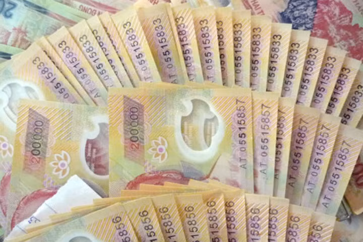 Liều mạng mang khối tiền giả lớn đến ngân hàng gửi, lập tức bị bắt