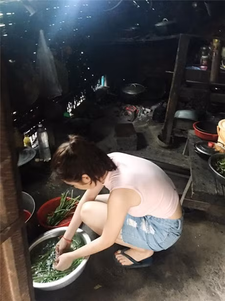 O ngoai sang chanh, my nhan Viet ve nha van rua chan, dut an cho me - Anh 10