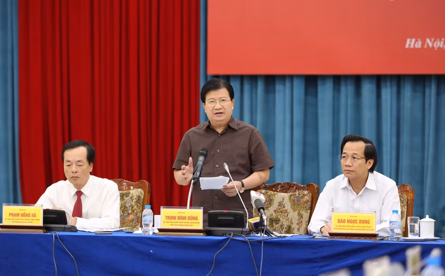 Phó Thủ tướng Trịnh Đình Dũng yêu cầu phải sớm xây dựng, hoàn chỉnh đề án hỗ trợ nhà ở cho người có công của mỗi địa phương. Ảnh: VGP/Xuân Tuyến