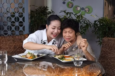 O ngoai sang chanh, my nhan Viet ve nha van rua chan, dut an cho me - Anh 17