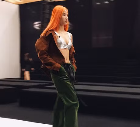 O ngoai sang chanh, my nhan Viet ve nha van rua chan, dut an cho me - Anh 14