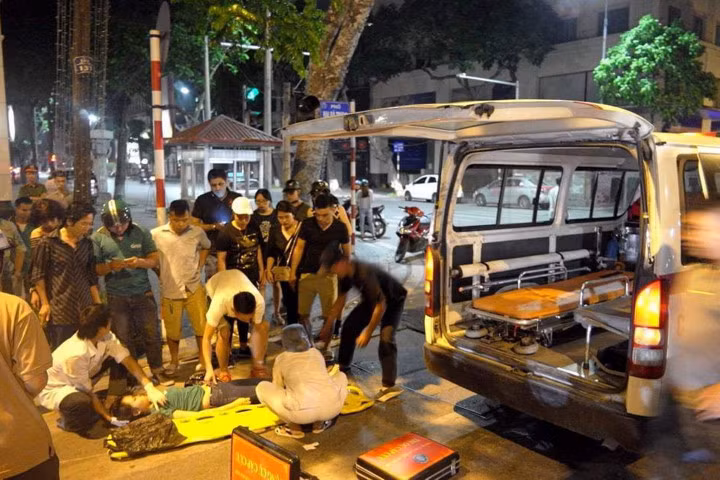 Nghi vấn xe cứu thương đâm người đi xe máy rồi bỏ chạy