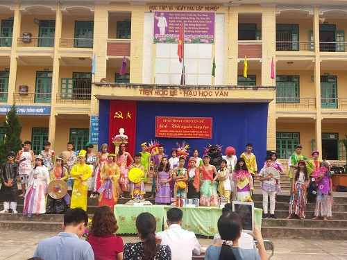 Đại diện 9 lớp tham dự phần thi "Thời trang trong trang sách" Đại diện 9 lớp tham dự phần thi "Thời trang trong trang sách"