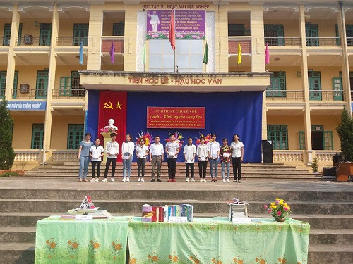 Ban tổ chức trao phần thưởng cho các lớp Ban tổ chức trao phần thưởng cho các lớp