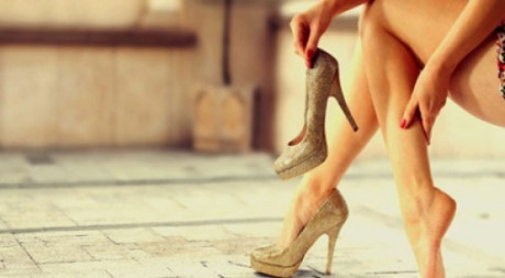 Mẹo giúp đi giày cao gót mà không đau chân - Ảnh 1 Meo giup di giay cao got ma khong dau chan - Anh 1